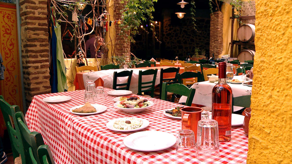 Τραπέζι με διάφορα πιάτα