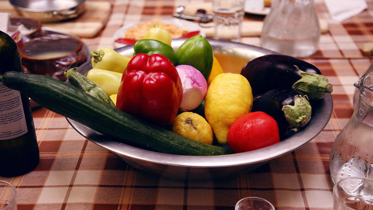 Πιάτο με κηπευτικά και λεμόνια